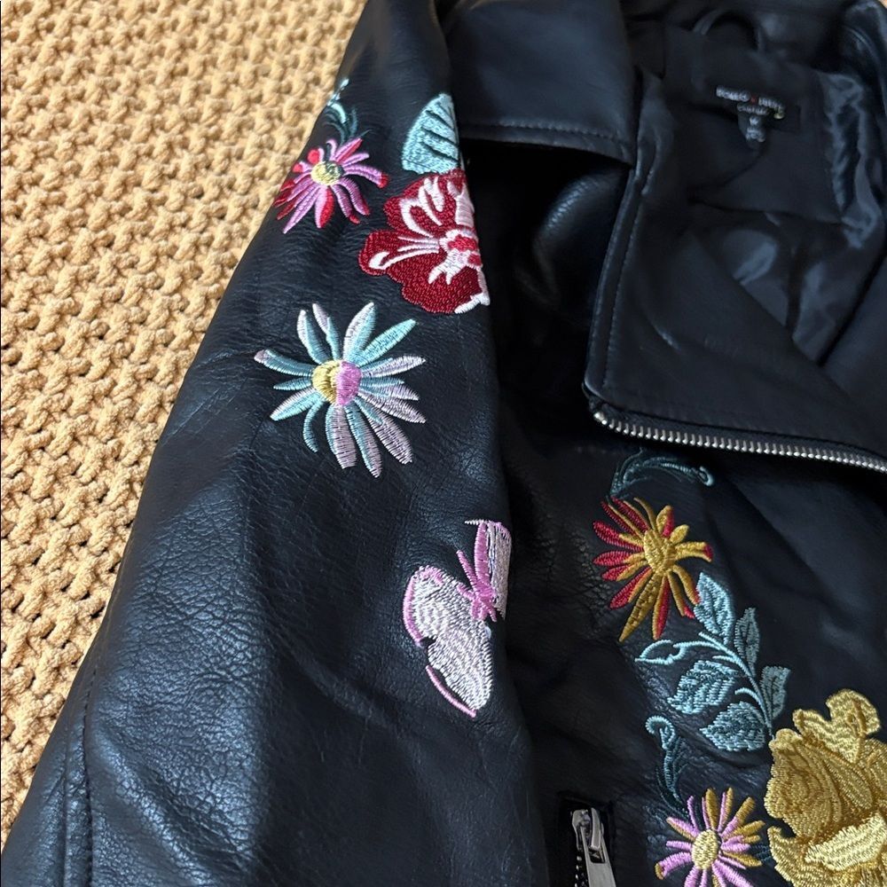 Romeo & Juliet Couture Black Vegan Leather Jacket with Floral Embroidery Size M - Picture 5 of 9